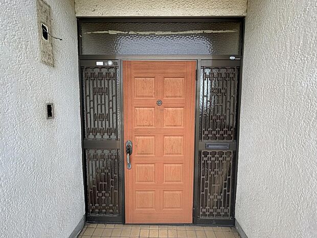 【リフォーム中写真5/19撮影】玄関ドアは新品交換します。もちろん鍵も交換してお引渡しとなりますので、安心して入居していただけます。