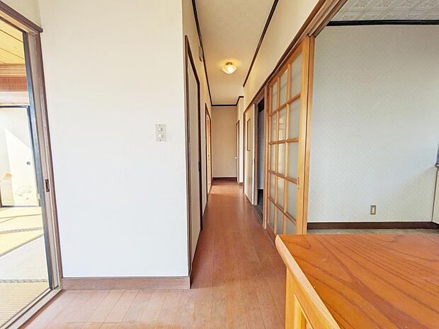 【リフォーム中写真4/6撮影】廊下も居室同様、クロスの張替えと床の張替えを行います。帰ってきたときにホッとする、そんな空間に仕上げます。