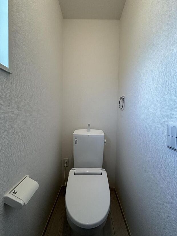 【リフォーム前写真】トイレ写真です。クリーニングを行います。窓から光も差し込み、明るい清潔感のある空間です。