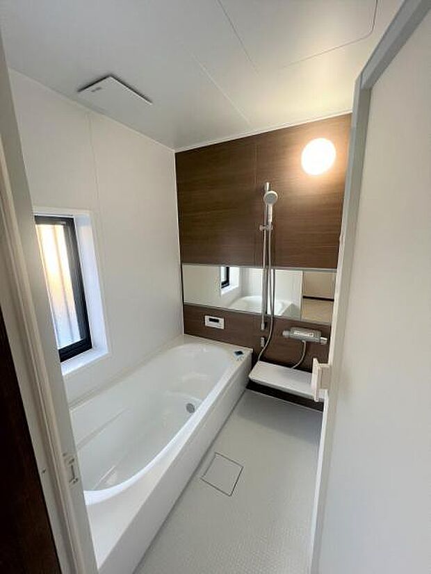【リフォーム済】浴室です。ユニットバスを新品交換しました。新品の浴室は清潔で良いですね。