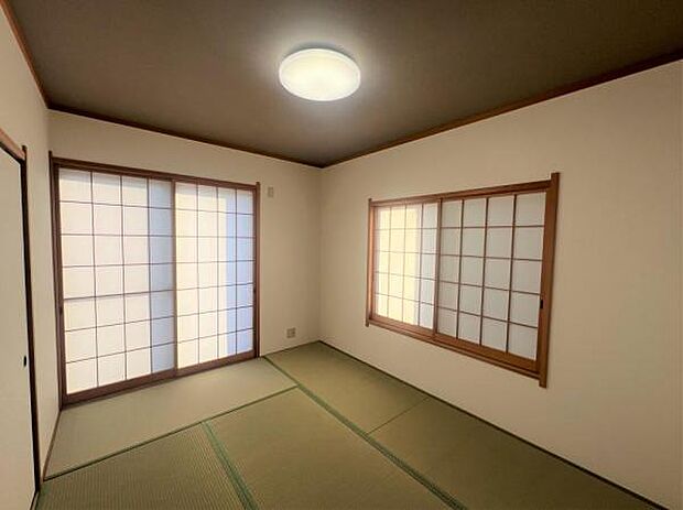 【リフォーム済】1階6帖和室です。2面採光なので明るくて良いですね。
