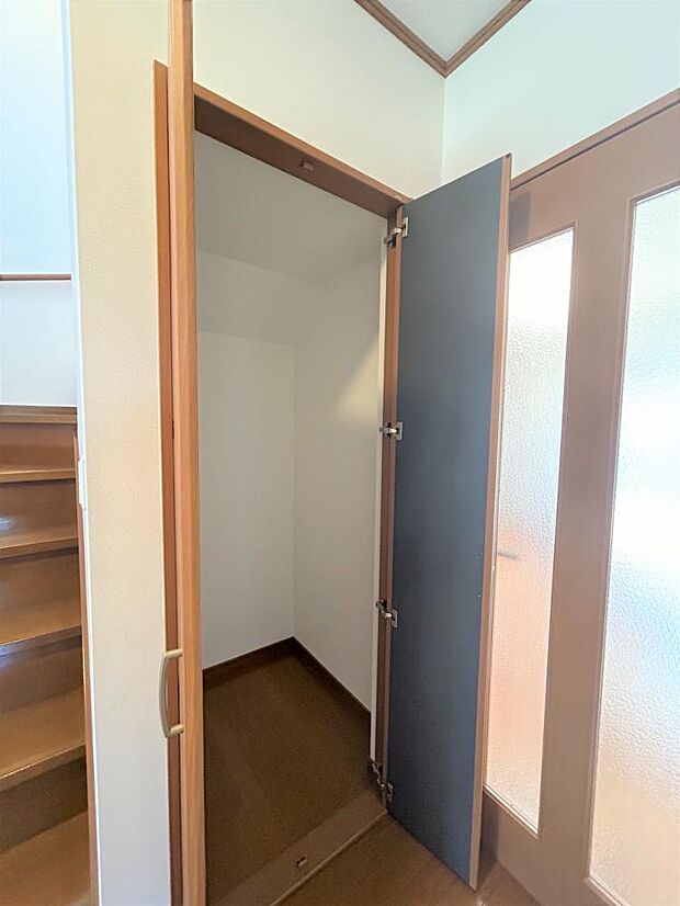 【リフォーム済】階段下のスペースは収納になっているので日用品のストックなどにも便利ですね。