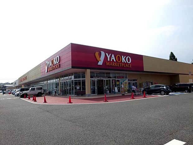 【周辺施設/スーパー】ヤオコー富岡店様まで650m（徒歩9分/車2分）。ベイシア富岡店様までは1km（徒歩13分/車2分）です。お仕事帰りに寄ることができるスーパーがあるのは便利ですね。