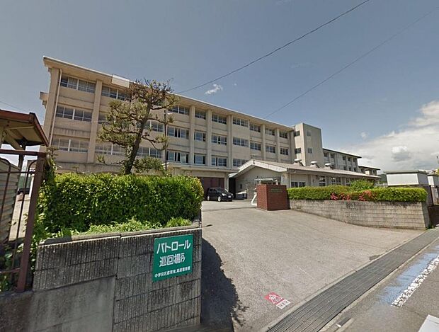 【周辺施設/中学校】八幡中学校まで800m(徒歩10分/自転車3分)です。