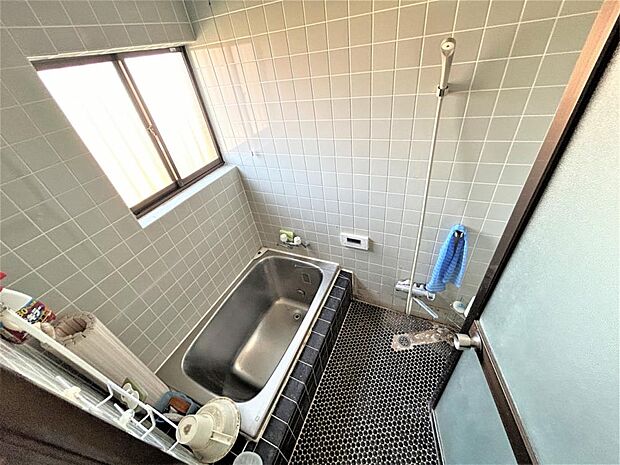 【浴室】採光と通風を兼ねた窓がある、0.75坪タイプの浴室です。