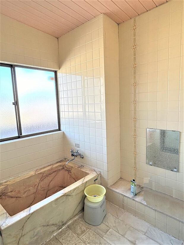 【浴室】通風と採光を兼ね備えた窓があります。
