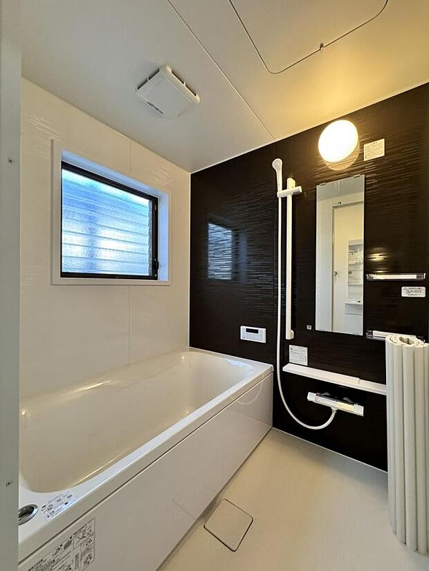 【同仕様写真】浴室はハウステック製の新品のユニットバスに交換しました。通常よりも大きな1.25坪サイズのお風呂で、1日の疲れをゆっくり癒すことができますよ。