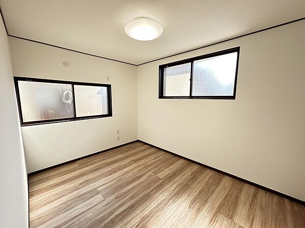【リフォーム完了】2階6帖洋室の別角度の写真です。シンプルな作りのためコーディネートも自由自在です。