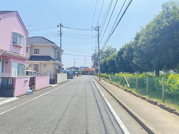 こちらは前面道路になります。幅員6ｍあるので、運転に慣れてない方でも安心してすれ違えます。