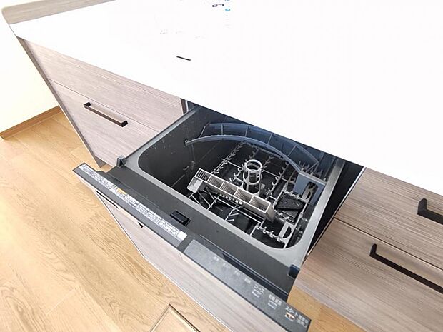 【リフォーム完成済】新品交換したキッチンには食洗器が付いております。食器洗いは食洗器にお任せください。節水や時間短縮、手荒れ防止にもなりますね。