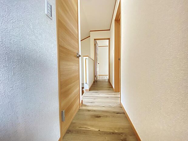 【リフォーム完成済】2階廊下の写真ですトイレ前から撮影してます。床はフローリングを上張り、壁・天井はクロスの貼り替えを行いました。