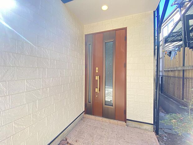 【リフォーム完成済】玄関ドアの写真です。鍵は新品交換している為防犯上も安心ですね。アプローチ部分には花を植えてもいいですね。