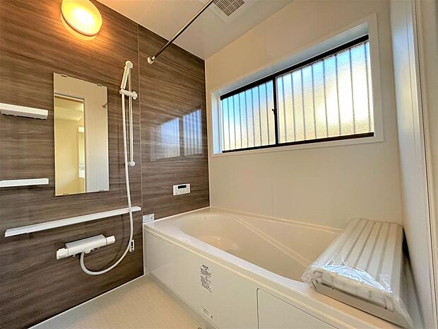 【リフォーム後】お風呂は窓のついた広々1坪のTOTO製ユニットバスに新品交換予定です。1坪サイズなので、足を伸ばして入浴ができます。毎日使う水廻りが新品だと気持ちいいですね。新しいお風呂で1日の疲れを