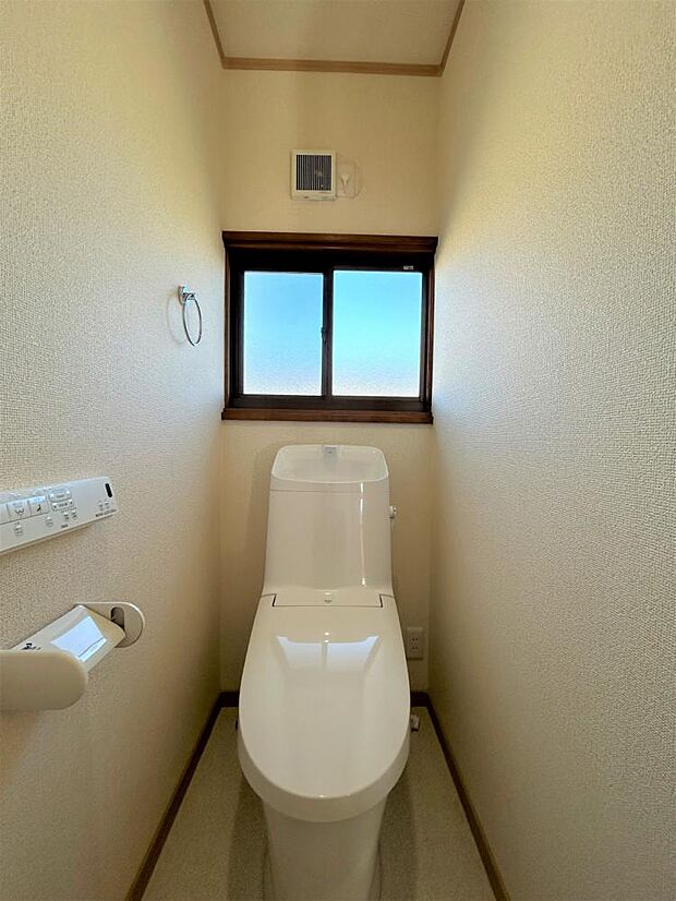 【リフォーム後】毎日使用するトイレはTOTO製で節水タイプのウォシュレット付きトイレに新品交換予定。クロスやフロアの張替を一緒にすることで清潔感のある空間に。直接肌に触れる部分は新品がいいですね。
