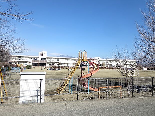 【周辺】韮崎市立甘利小学校まで約2400ｍ（徒歩約30分）。暑い日も寒い日も元気に歩いて通える距離です。お友達との通学路は楽しい思い出になりそうですね。