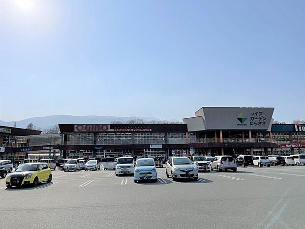 【周辺】オギノ韮崎駅前店まで約3400ｍ（車約7分）。大きな買い物やまとめ買いは近くのスーパーで済ませたいものです。お休みの日にご家族で買い物もしやすい距離にあるのは嬉しいですね。