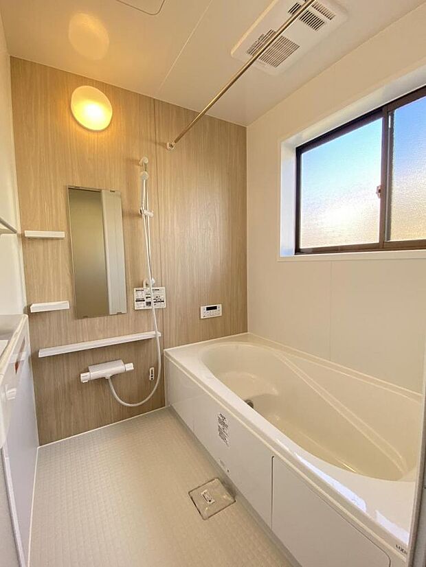 【浴室写真】お風呂は窓のついた広々1坪のリクシル製ユニットバスに新品交換致しました。1坪サイズなので、足を伸ばして入浴ができます。毎日使う水廻りが新品だと気持ちいいですね。新しいお風呂で1日の疲れを洗