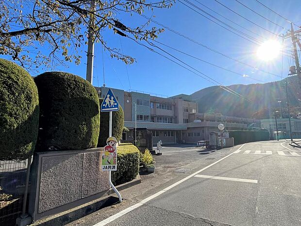 【周辺】韮崎市立北西小学校まで約4600m（徒歩約58分）。小さなお子様がいらっしゃる親御様には重要な小学校までの距離。スクールバスが出ているため、長い距離でも安心ですね。