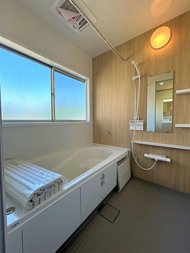 【浴室】お風呂は窓のついたユニットバスに新品交換。毎日使う水廻りが新品だと気持ちいいですね。新しいお風呂で1日の疲れを洗い流しましょう。
