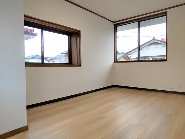【リフォーム済・2F東側7帖洋室】新たにクローゼットを作り、使いやすいお部屋に生まれ変わります。床はフローリング仕上天井と壁はクロスの張替えを行います。