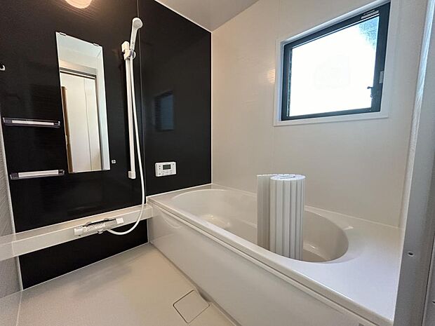 5/25更新　浴室はハウステック製の新品のユニットバスに交換しました。浴槽には滑り止めの凹凸があり、床は濡れた状態でも滑りにくい加工がされている安心設計です。