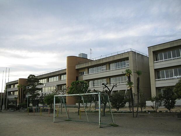 【周辺情報・小学校】上田市立東小学校まで650m(徒歩9分)。小さなお子様がいらっしゃる親御様には重要な小学校までの距離。暑い日も寒い日も元気に歩いて通える距離で6年間の通学も安心です