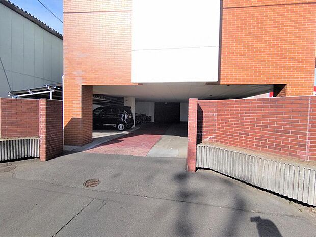 【駐車場】駐車場の入口写真になります。軽一台の駐車スペースがあります。