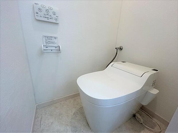 【リフォーム済・トイレ】トイレは便器のクリーニング、ペーパーホルダーの交換を行いました。場所をとらないコンパクトなタイプです。
