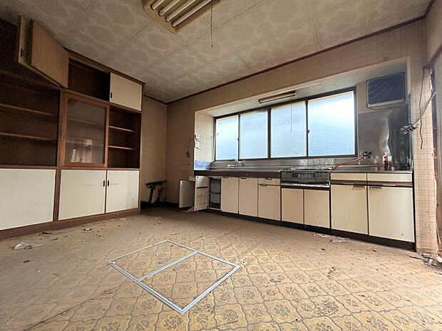 【リフォーム中・キッチン】旧和室を取り込んだリビングに対面する形で新品のキッチンが備わります。くつろぐご家族の様子やテレビを見ながらお料理することができますね。
