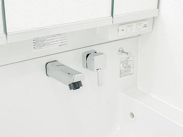 【同仕様写真】水栓はホースが内蔵されており、自由に伸ばすことができます。整水・シャワーの切り替えもワンタッチでできます。