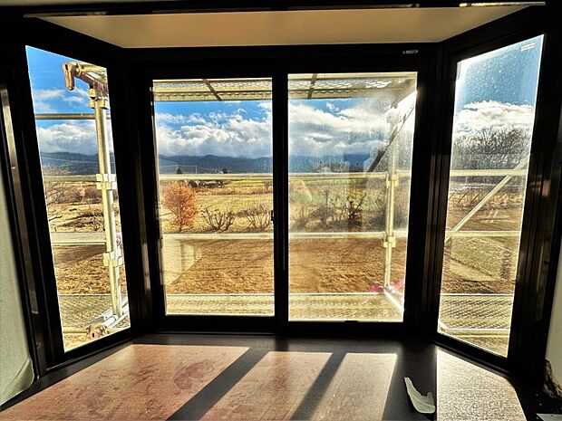 【リフォーム中】2階北東側洋室からの眺望です。天気が良い日には出窓から筑摩山地を望むことができます。