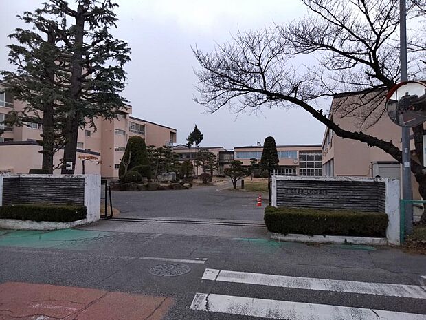 【周辺情報・小学校】松本市立旭町小学校まで1200m(徒歩15分)。小さなお子様がいらっしゃる親御様には重要な小学校までの距離。暑い日も寒い日も元気に歩いて通える距離で6年間の通学も安心です。