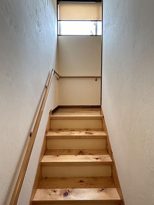 【階段】1階と2階を結ぶ階段は手すりが設置されており、上り下りを安心して行えます。
