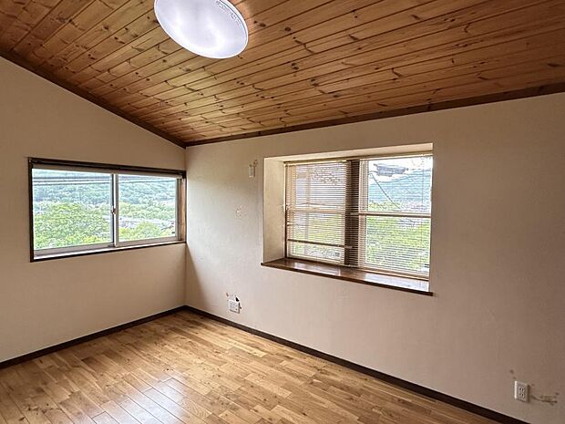 【2階洋室】2階6.75帖の洋室は西側の窓からアルプスの山々が望めます。