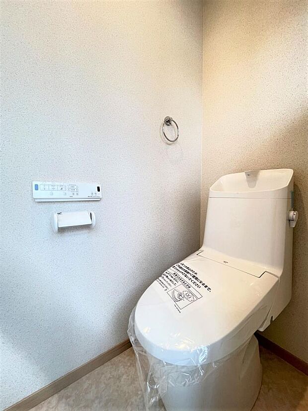【トイレ/同仕様写真】トイレはＬＩＸＩＬ社製の暖房便座付きウォシュレットトイレに新品交換しました。直接お肌に触れる部分が新品になるのは嬉しいですよね。