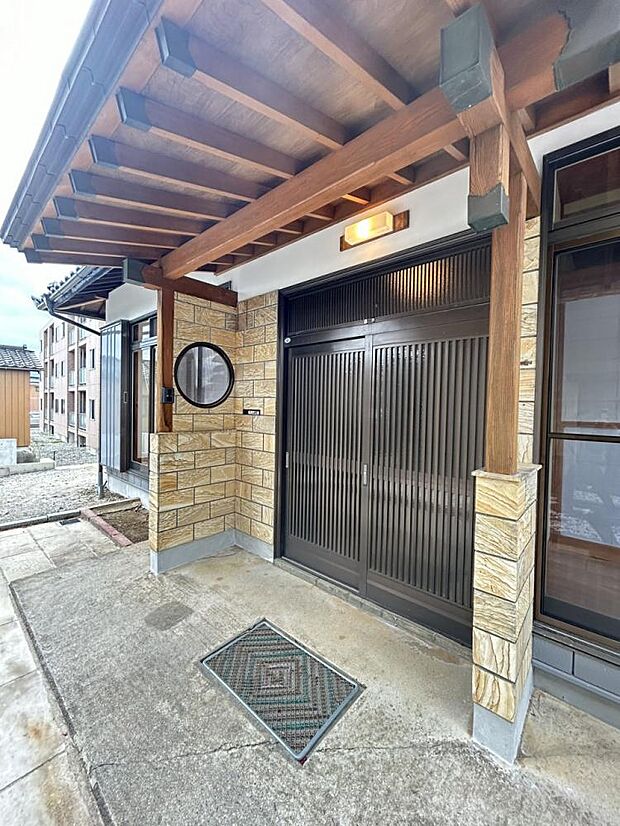 【リフォーム後/玄関】玄関は鍵交換を行いました。日本庭園風のアプローチの先にある立派な玄関です。