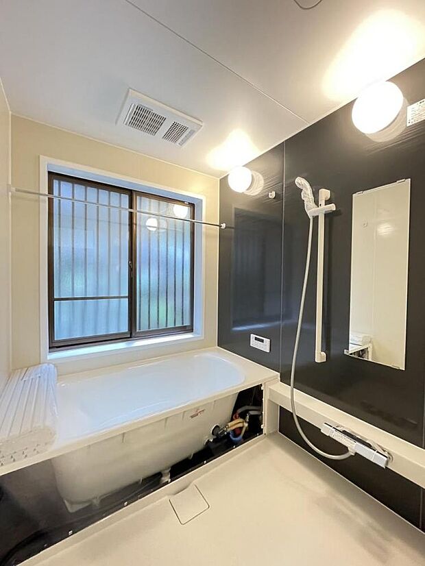【浴室/リフォーム済】浴室はハウステック社製の一坪サイズに新品交換しました。浴室換気乾燥暖房機付きですので雨の日でもお洗濯ものを乾かす事ができます。
