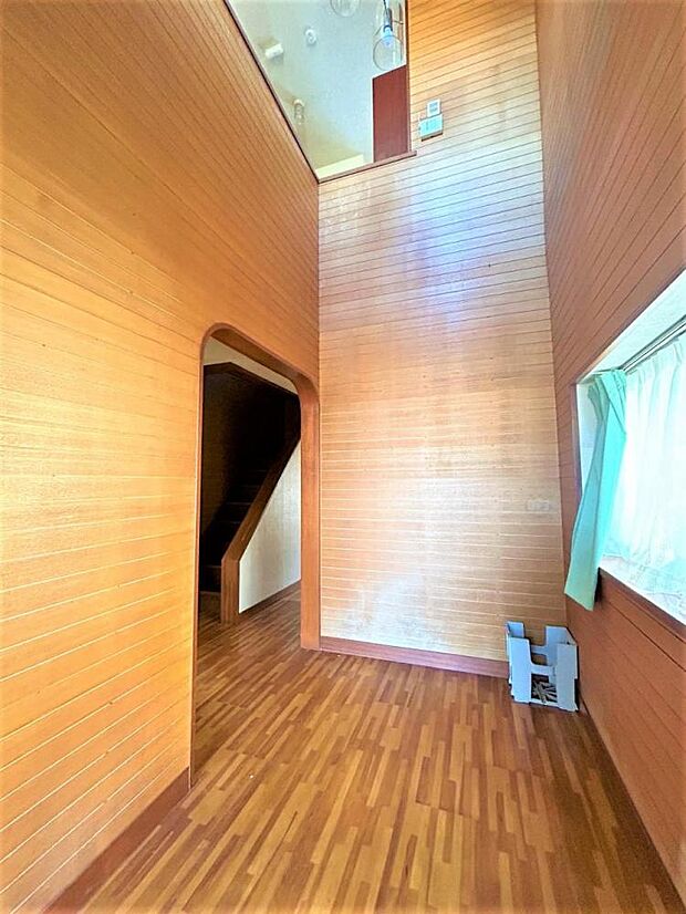 【リフォーム中・廊下】吹き抜けのある明るい空間です。木張りの壁でおしゃれな空間になっています。