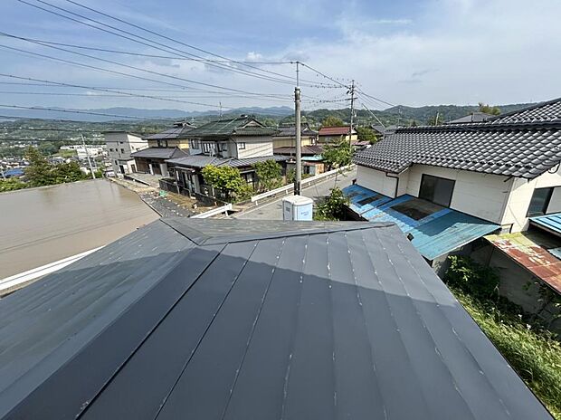 【2階からの眺望】飯田市街が一望できます。1階の屋根は塗装をします。