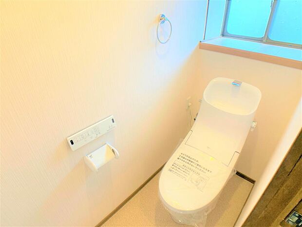 【同仕様写真】温水洗浄機能付きトイレに新品交換します。キズや汚れが付きにくい加工が施してあるのでお手入れが簡単に行えます。