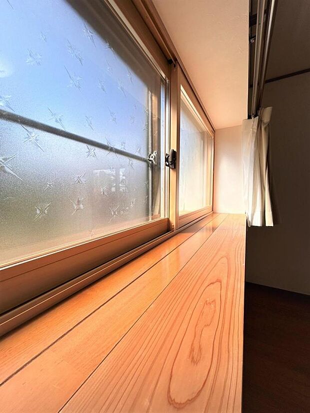 【1階居室サッシ】1階居室の窓は内窓が有ります。樹脂サッシのため結露に強いです。冬は厳しい寒さを、夏は暑い空気の侵入を和らげることができるため、快適に暮らしていただけそうです。