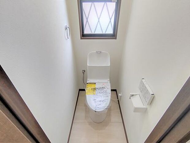 【リフォーム中】トイレの写真です。新しいものに交換致しました。床はクッションフロアを張替ました。