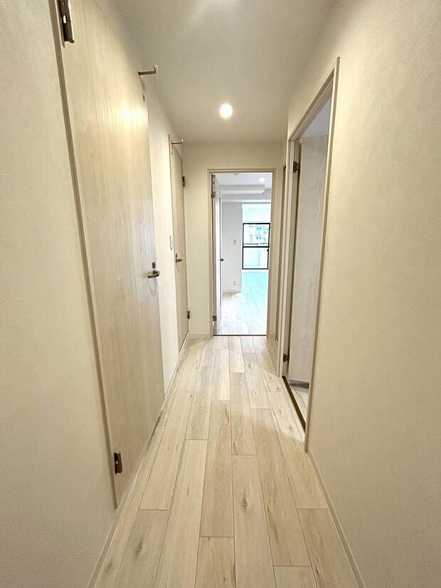 【リフォーム後　廊下】廊下の床もフロアタイルを重ね張りしました。