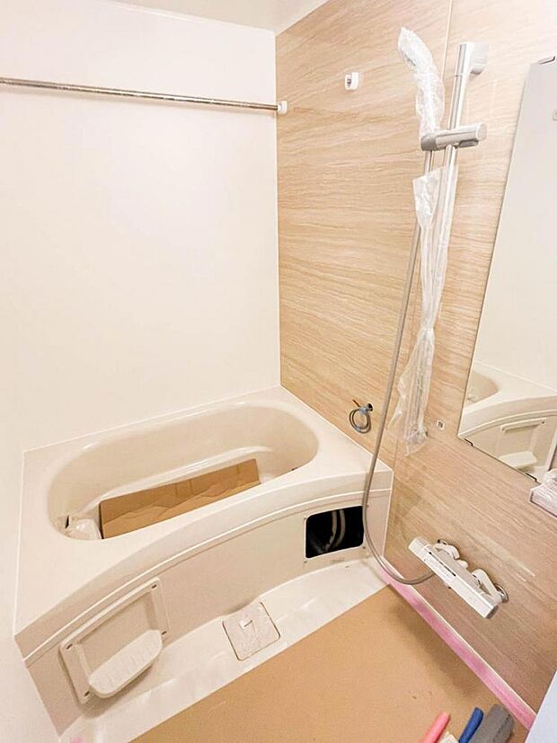 【リフォーム途中浴室】浴室はハウステック製の新品のユニットバスに交換します。広々とした浴槽で、1日の疲れをゆっくり癒すことができますよ。