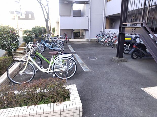 【自転車置き場】マンション敷地内には駐輪場も完備しています。近隣の商業施設や駅までの道のりや周辺一帯は平坦が広がる地域なので、自転車が活躍しそうです。