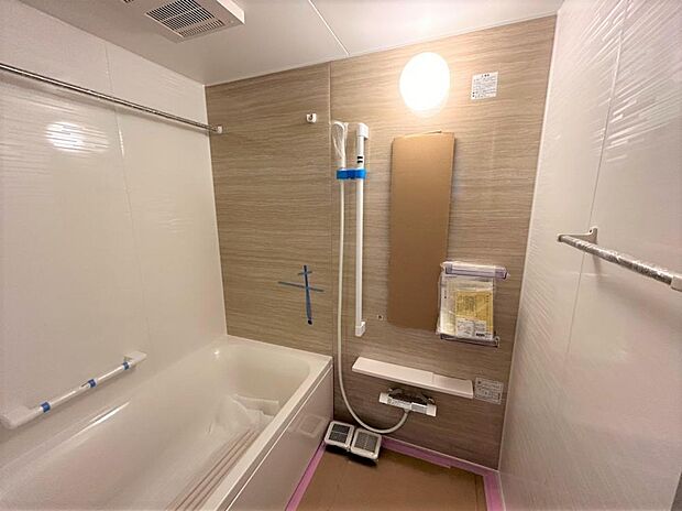 【リフォーム中】浴室もハウステック製の新品のシステムバスへと交換致しました。浴室乾燥機付きのタイプを設置予定ですので、ヒートショックの予防や雨の日のお洗濯にも活躍してくれます。今後給湯器の交換に伴い、