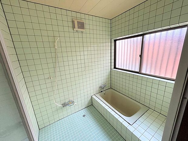 【現況 浴室】お風呂は清潔に保たれております。