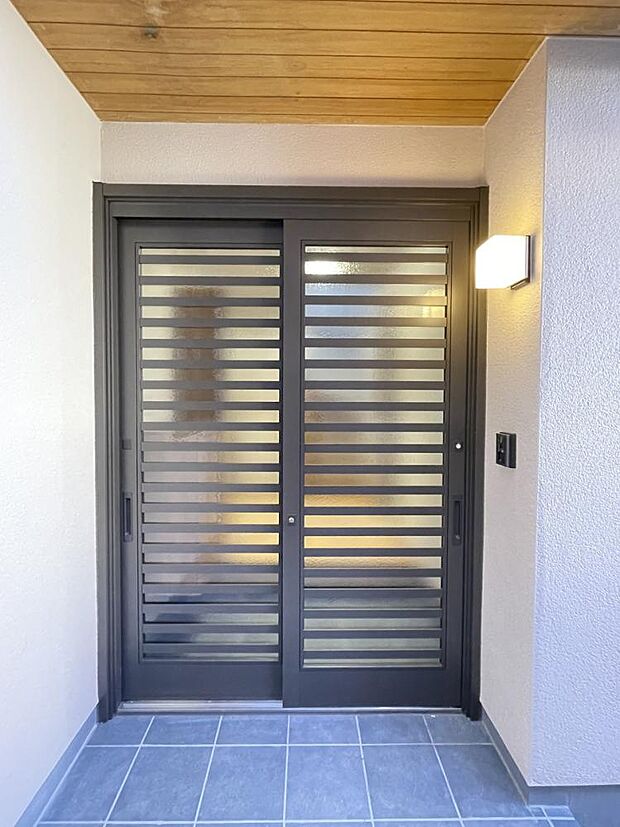 【玄関】玄関はタイルや玄関ドア、照明交換等のリフォームを行います。カメラ付きのインターホンの設置と玄関ドア交換も行いましたので、防犯面も安心です。