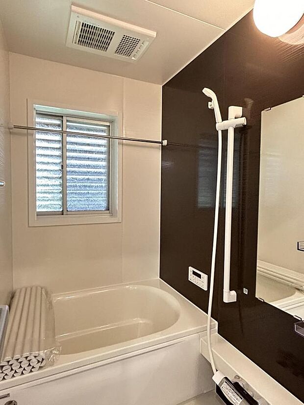 【浴室】浴室はハウステック製の新品のユニットバスに交換しました。0.75坪（1.2ｍ×1.6ｍ）のコンパクトサイズで、お手入れもしやすいです。1日の疲れをゆっくり癒すことができますよ。