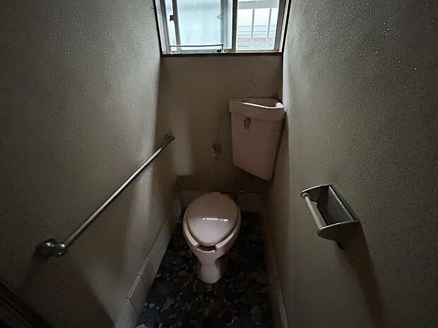 【リフォーム前】トイレは新品交換いたします。衛生面でもご安心してお使いいただけます。